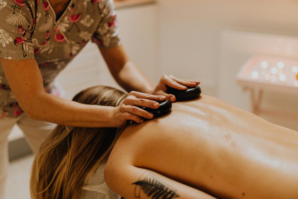 7 Lợi Ích Khi Massage Tại Phòng Khách Sạn Cho Người Đi Công Tác